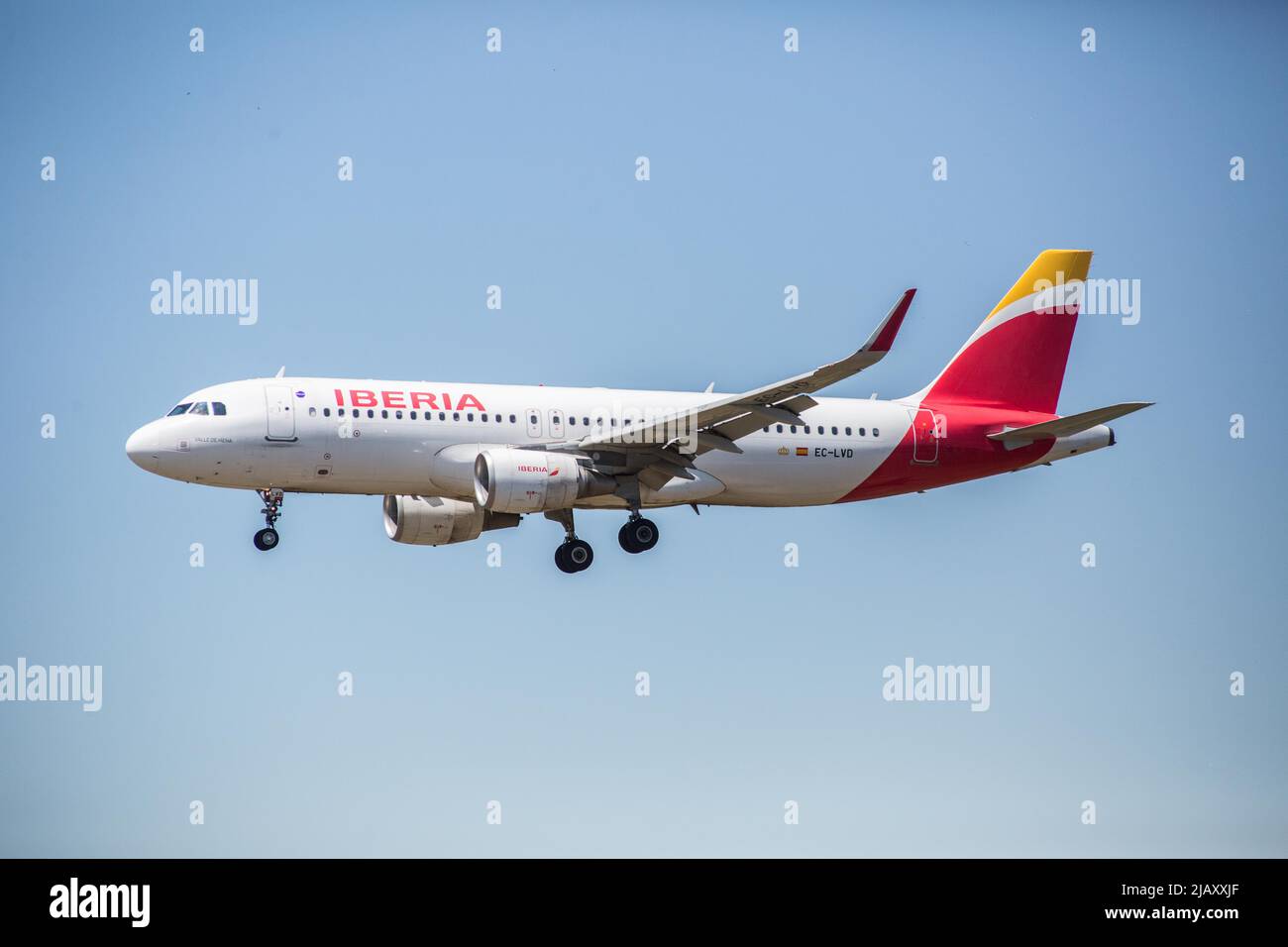 Barcellona, Spagna. 31st maggio 2022. Un aereo Iberia Airlines è visto atterrare all'aeroporto di El Prat. Credit: SOPA Images Limited/Alamy Live News Foto Stock
