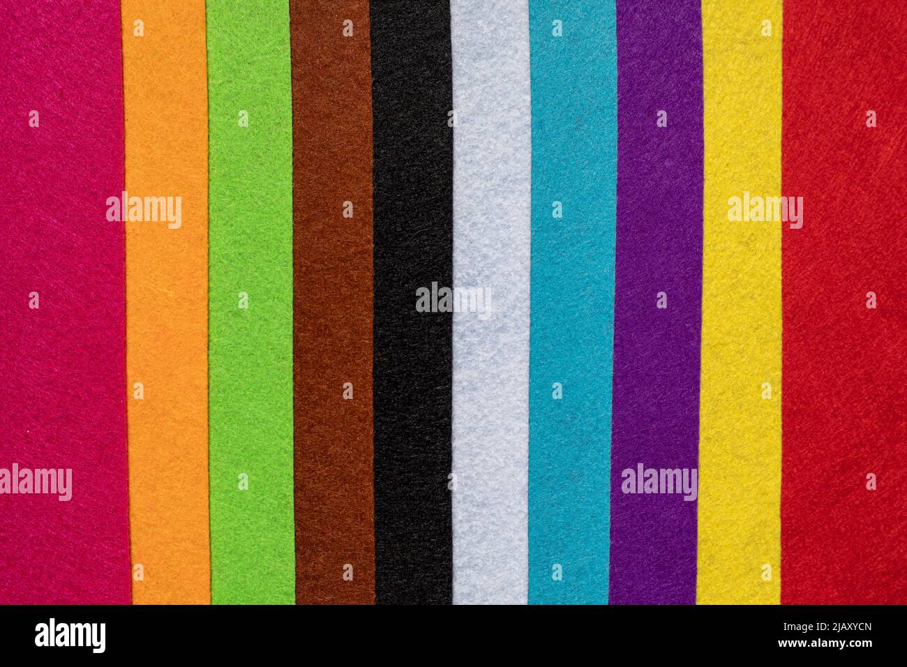 Strisce di feltro di vari colori che simulano l'arcobaleno. Forniture scolastiche per l'artigianato Foto Stock