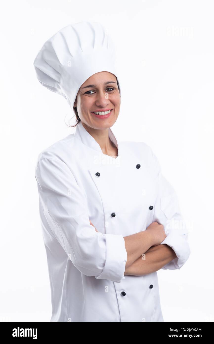 Felice giovane donna latina chef cuoco sorridente a macchina fotografica con abito chef isolato su sfondo bianco. Formato verticale. Foto Stock