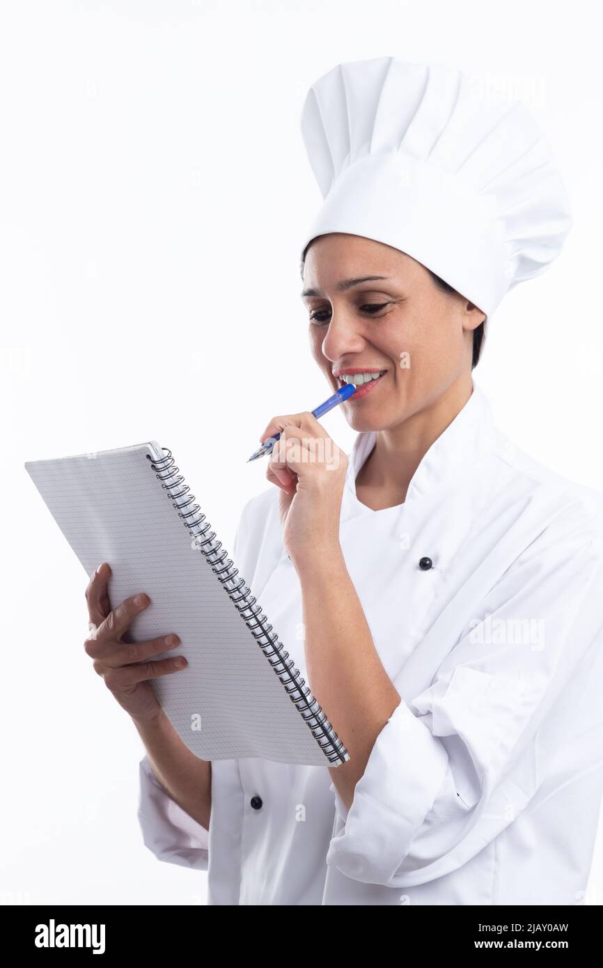 Latin Cook felice di pensare a quale ricetta scrivere nel suo notebook isolato su uno sfondo bianco. Foto Stock