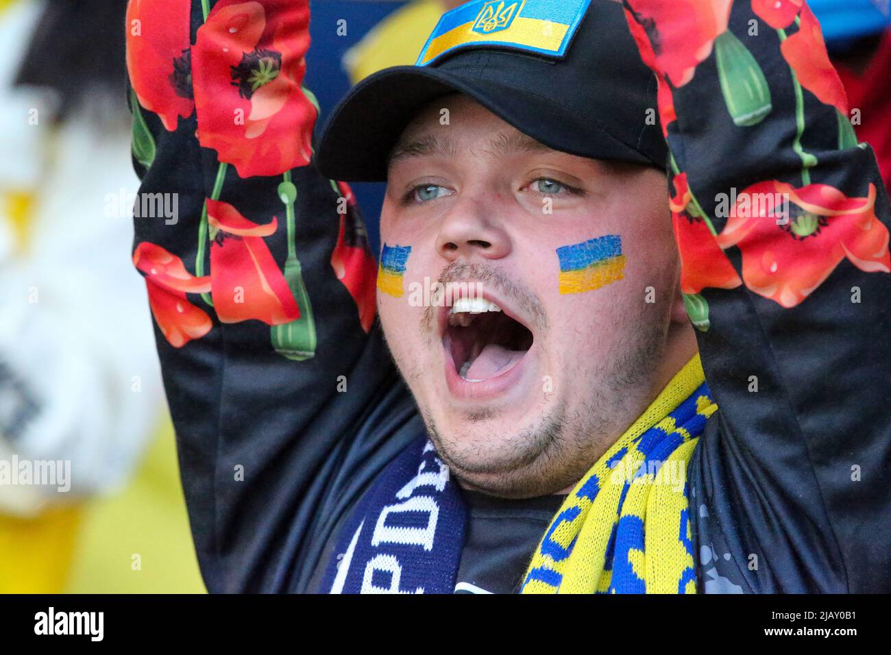 Glasgow, Regno Unito. 01st giugno 2022. Mentre Hampden Park, lo stadio nazionale di calcio della Scozia, si prepara per la semifinale della Coppa del mondo FIFA tra Scozia e Ucraina, i sostenitori ucraini arrivano presto e si preparano per la partita con picnic sulle vicine aree erbose e canti comunali dell'inno nazionale ucraino. Credit: Findlay/Alamy Live News Foto Stock