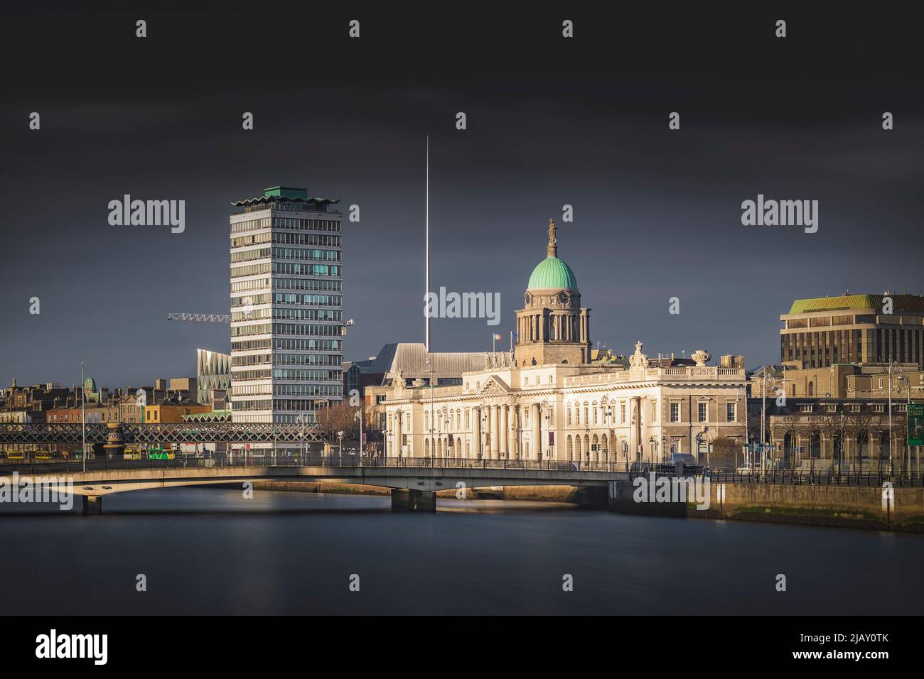 Skyline di Dublino con Custom House, Liberty Hall e Talbot Memorial Bridge sul fiume Liffey in primo piano. Irlanda. Foto Stock