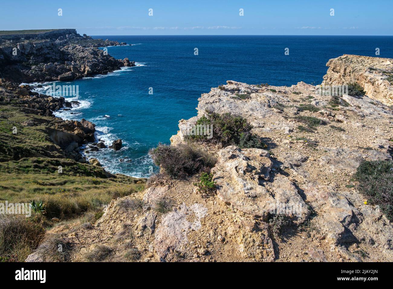 Vista lungo la costa dalle scogliere del Parco Naturale e Storia il-Majjistral, Malta Foto Stock