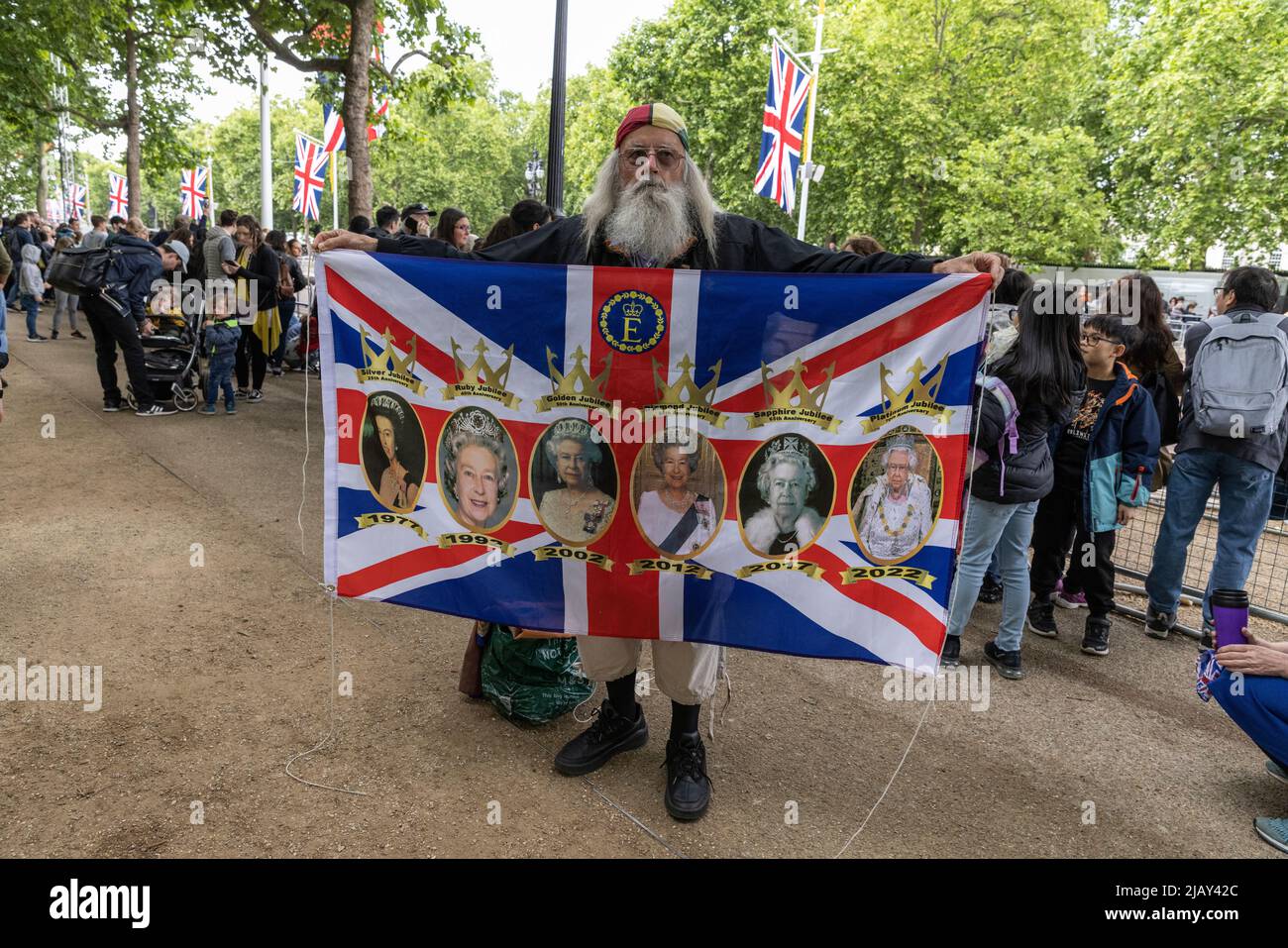 I tifosi reali attendono lungo il Mall per l'inizio delle celebrazioni del Platinum Jubilee, Londra, Inghilterra, Regno Unito Foto Stock