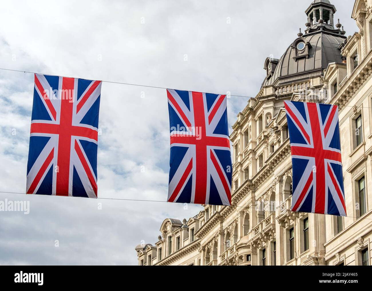 Le bandiere Union Jack appendono a Regent Street, Londra, per il Queen's Platinum Jubilee 2022. Foto Stock