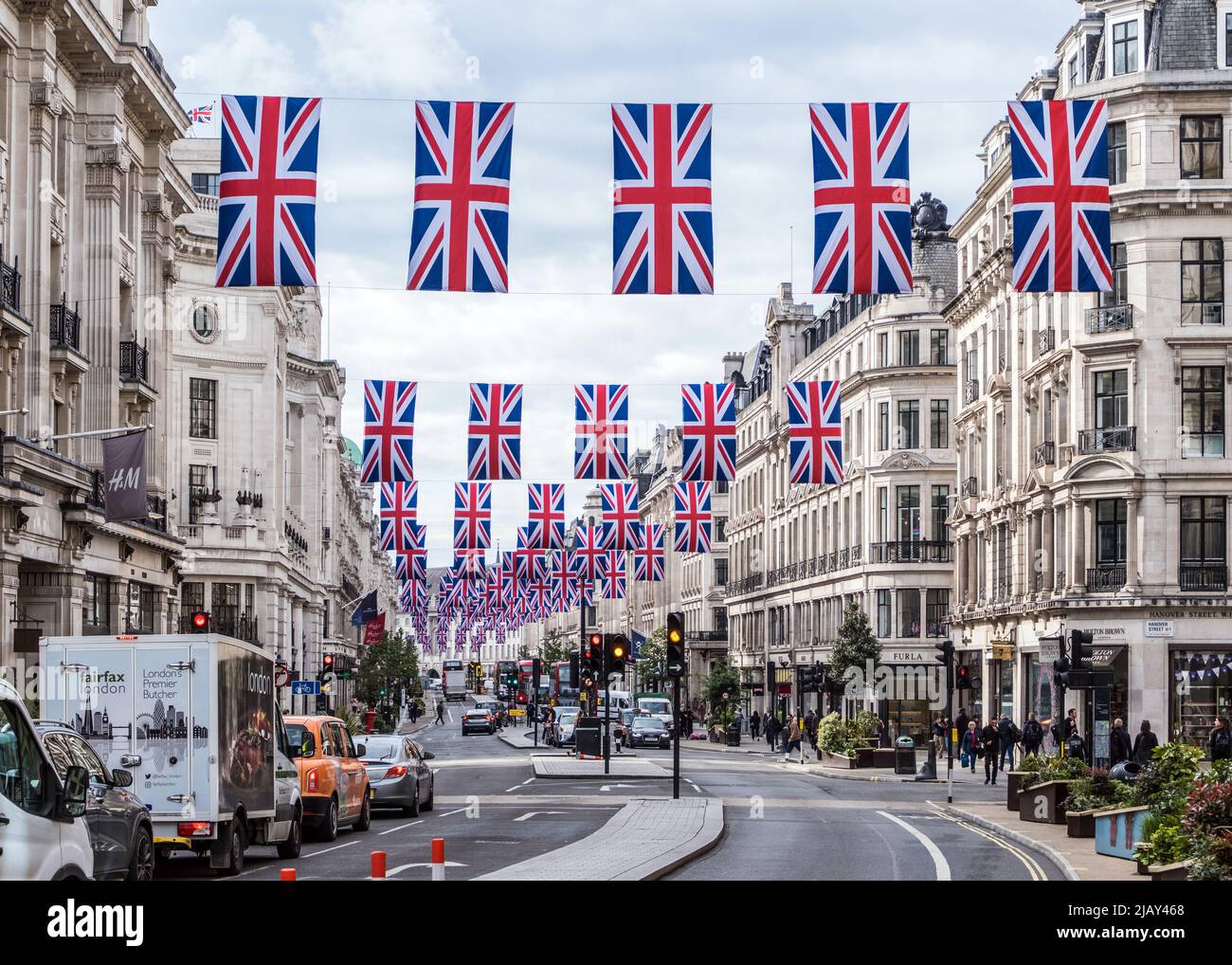 Le bandiere Union Jack appendono a Regent Street, Londra, per il Queen's Platinum Jubilee 2022. Foto Stock