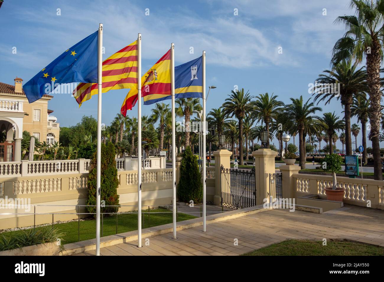 SALOU, TARRAGONA, SPAGNA - 1 OTTOBRE 2019 bandiere battenti presso l'ufficio turistico Foto Stock