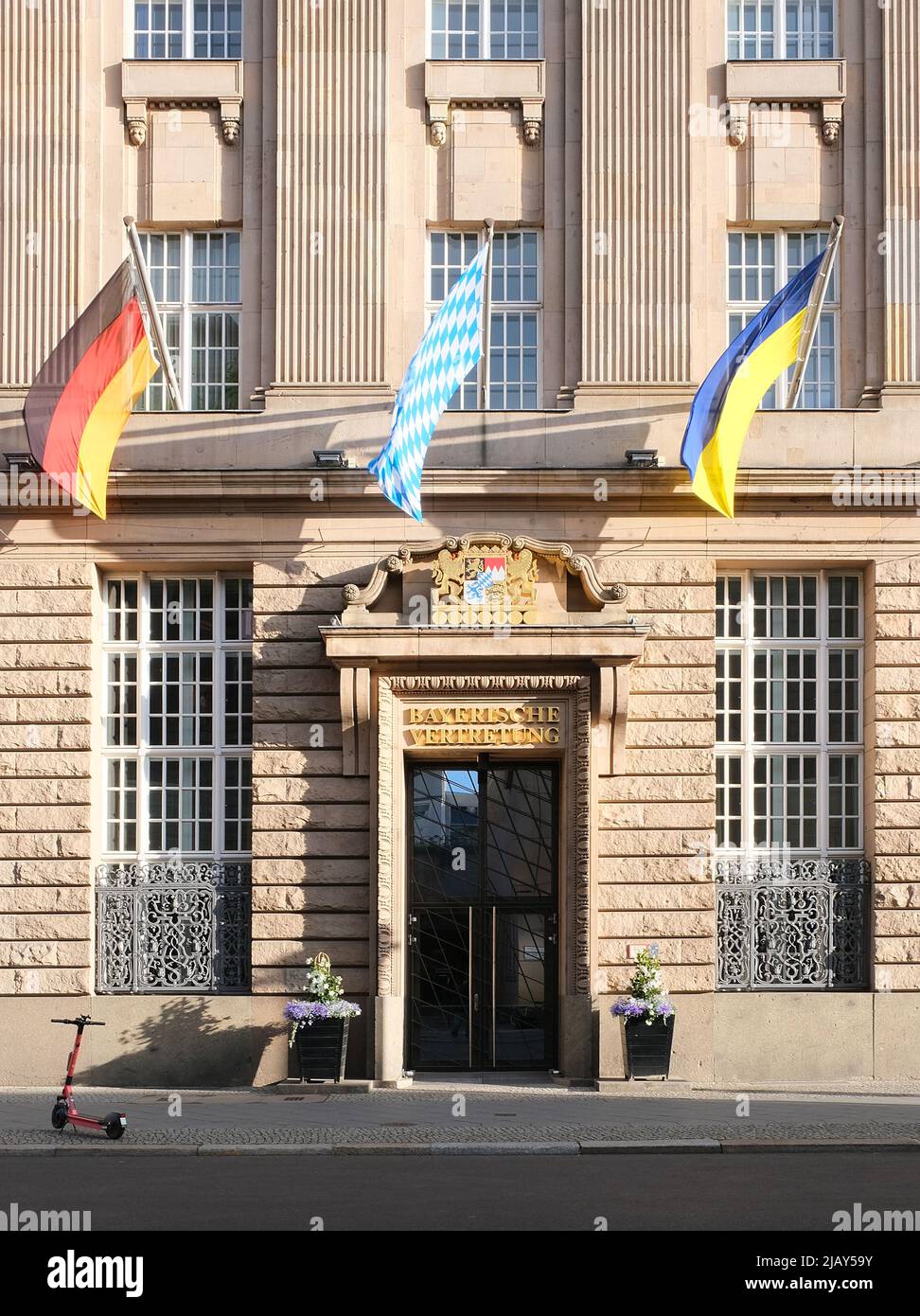 Berlino, Germania, 27 maggio 2022, rappresentanza dello Stato bavarese con bandiere di Baviera, Germania e Ucraina. Foto Stock
