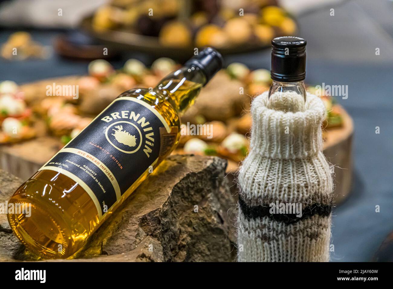 Brennivín. Il liquore islandese è popolarmente noto come morte Nera. Da quando il divieto, entrato in vigore in Islanda nel 1915, Brennivín porta un'etichetta nera. Lo spuntino include il tipico liquore islandese Brennevin Foto Stock