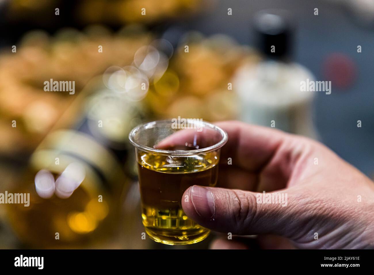 Lo snack comprende il tipico liquore islandese Brennevin Foto Stock