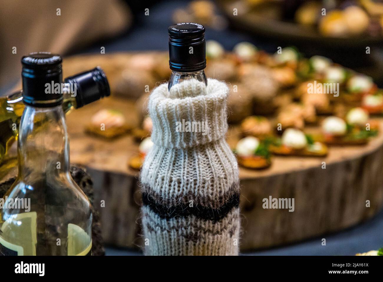 Lo snack comprende il tipico liquore islandese Brennevin Foto Stock