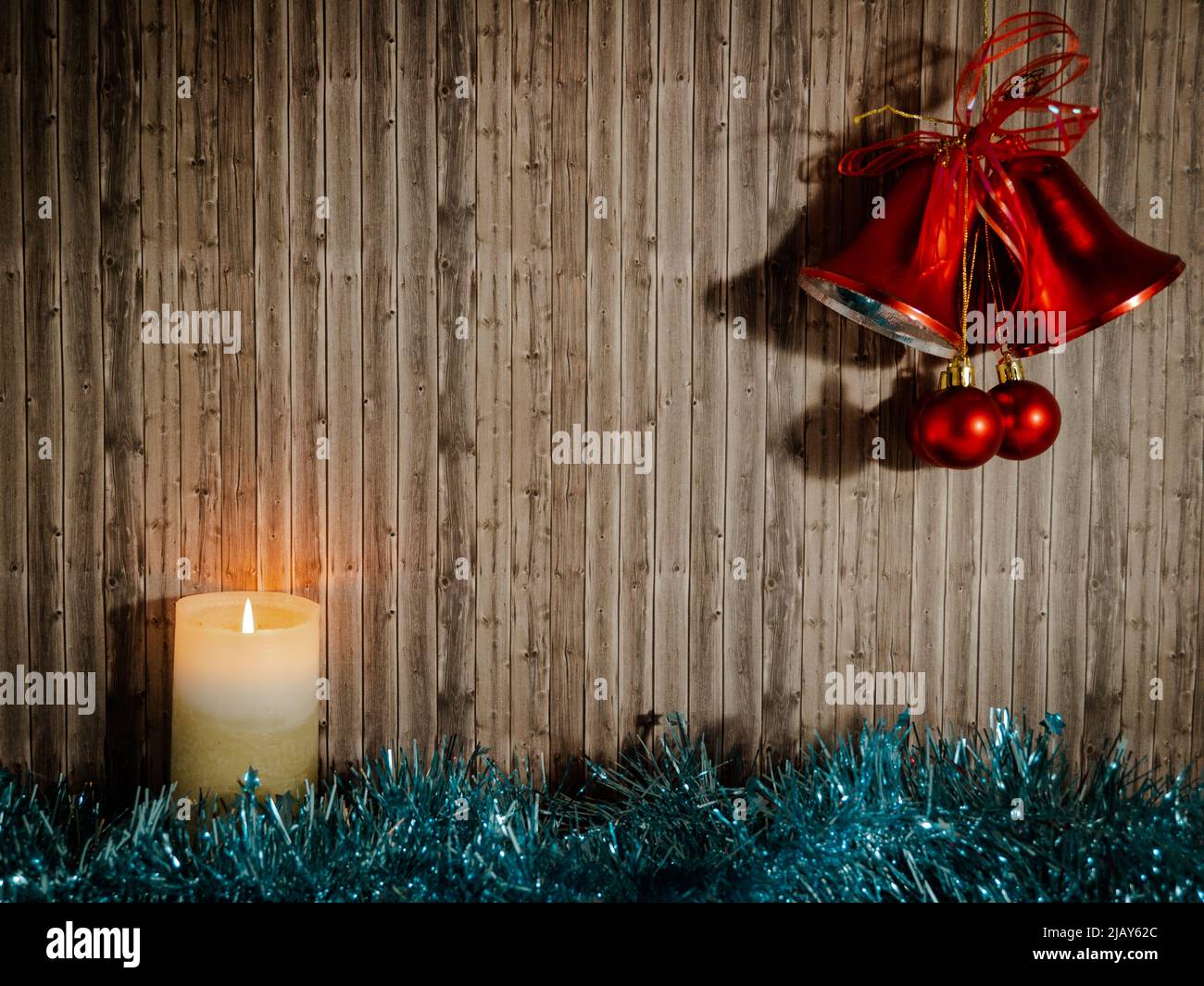 Composizione decorativa di Natale con candele su sfondo di legno. Foto di alta qualità Foto Stock