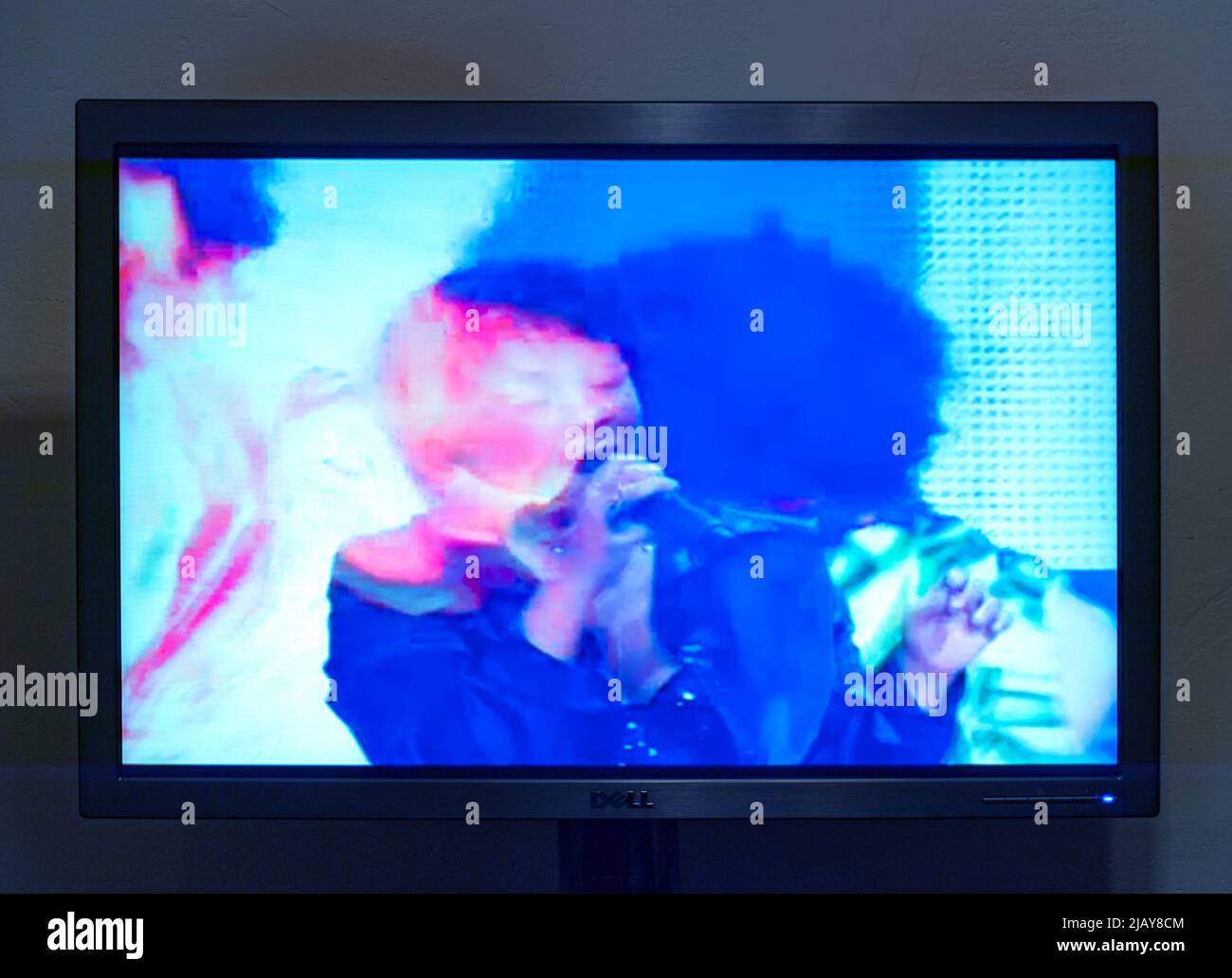 Una cantante pop femminile nera sul grande schermo di Home Cinema televisione Dell al buio Foto Stock