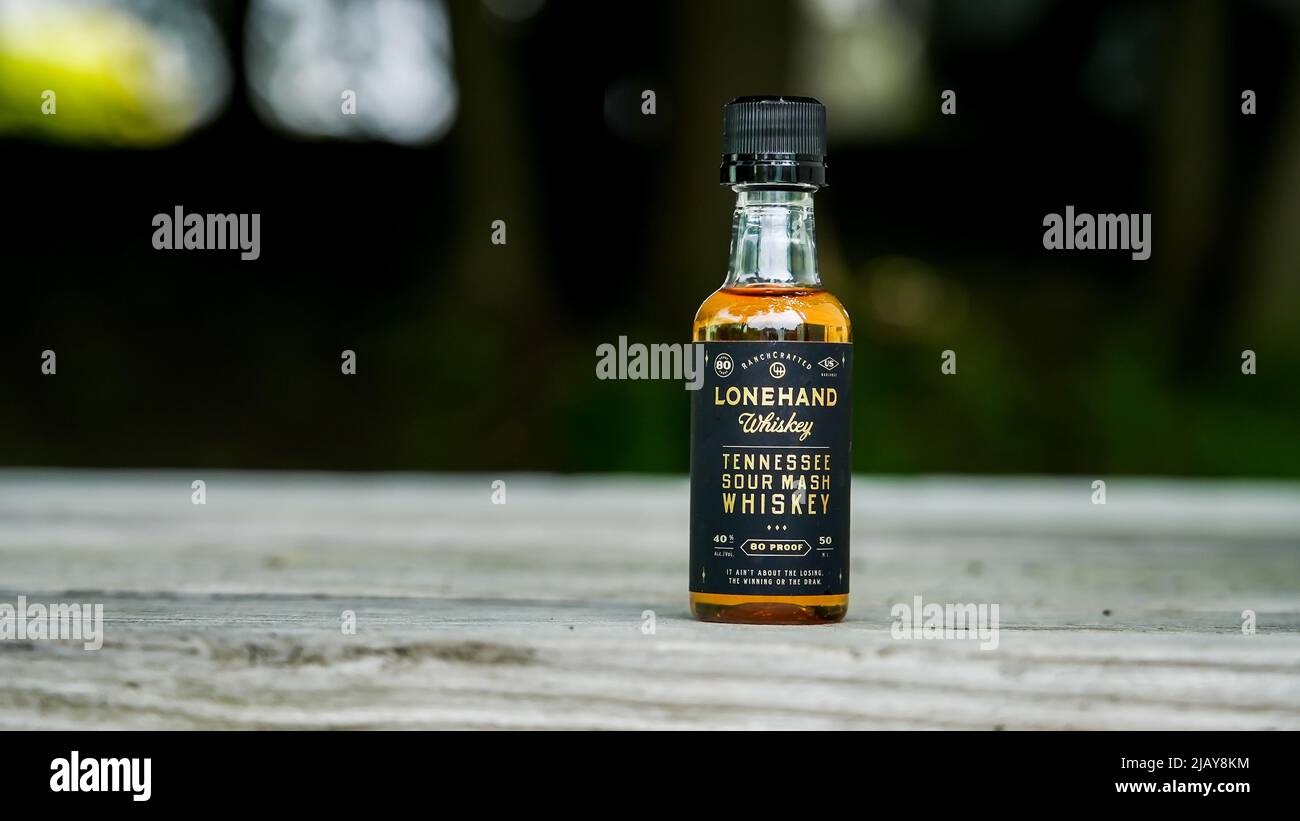 NORWALK, CT, USA - 29 MAGGIO 2022: Lonehand Tennessee sour mash whiskey in bottiglia piccola fuori sul tavolo Foto Stock