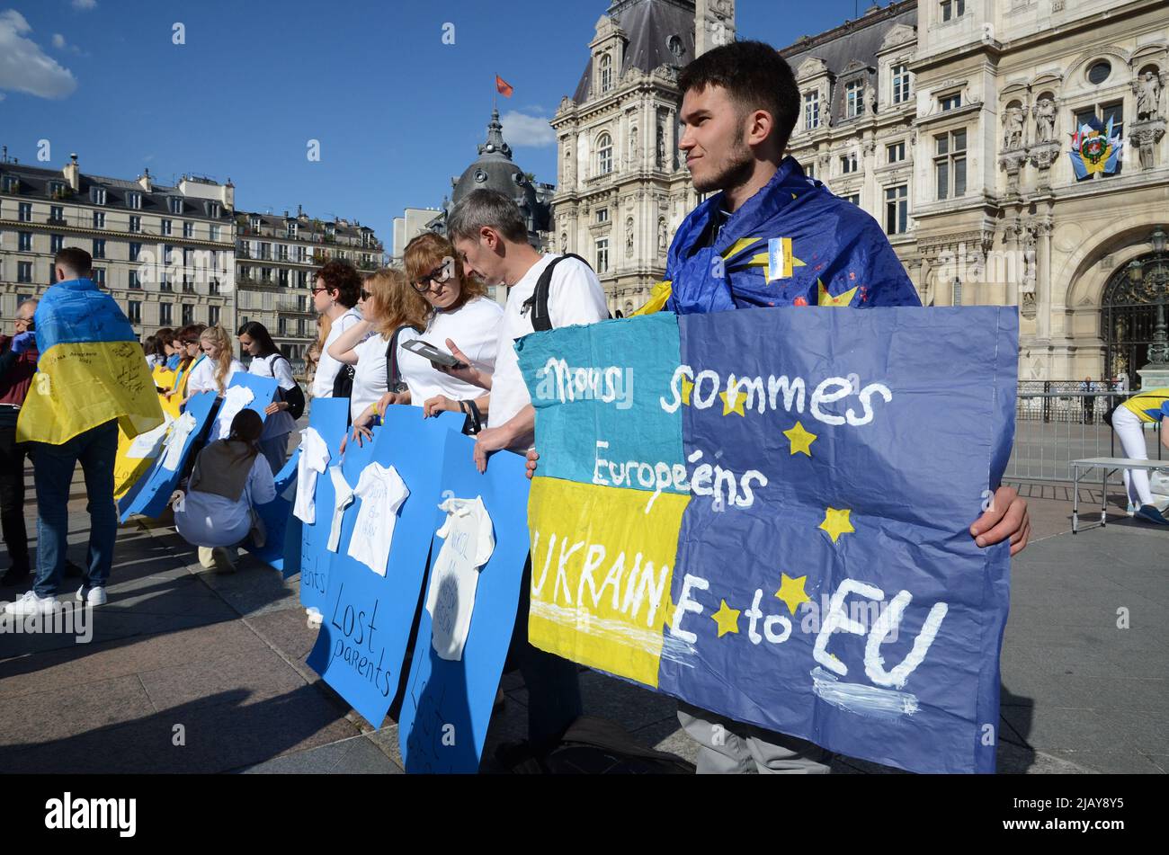 Un incontro si è svolto sulla piazza del Municipio di Parigi per sostenere i bambini ucraini, tra i presenti G. Garrigos , E.Pliez, F.Bechiau Foto Stock