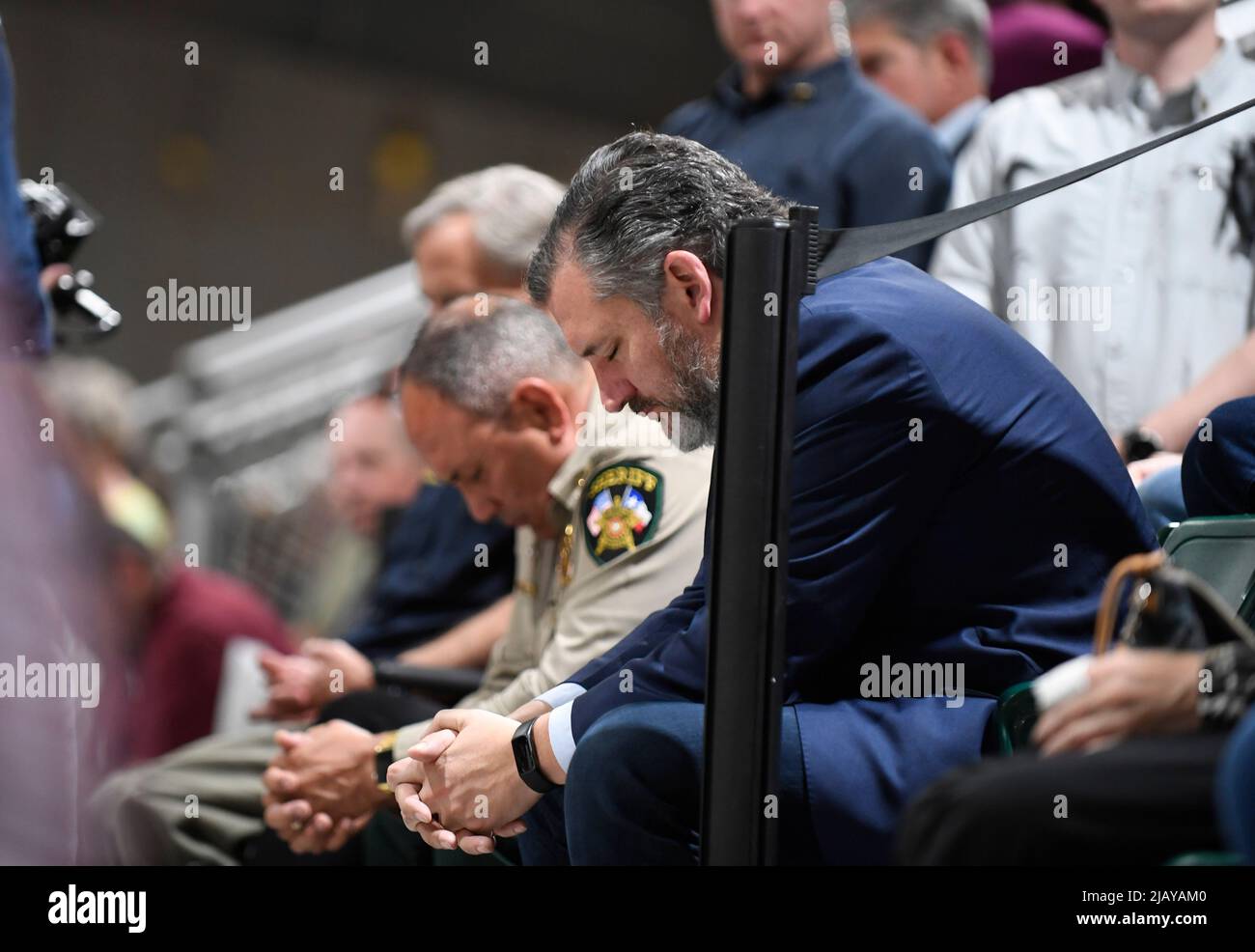 Uvalde Texas USA, 25 2022 maggio: Il Sen. USA TED CRUZ del Texas prega durante un servizio di guarigione a livello comunitario dopo che un gunman solista entrò nella Robb Elementary School il giorno prima e uccise 21 persone, tra cui 19 bambini. ©Bob Daemmrich Foto Stock