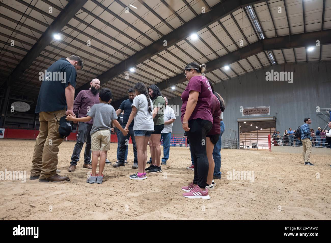 Uvalde Texas USA, 25 2022 maggio: I residenti pregano e cantano durante un servizio di guarigione a livello comunitario mercoledì 26 maggio 2022, dopo che un gunman solista entrò nella Robb Elementary School il giorno prima e uccise 19 bambini e due insegnanti. ©Bob Daemmrich Foto Stock