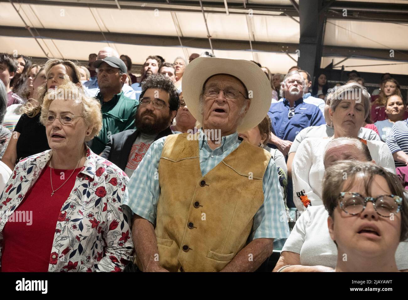 Uvalde Texas USA, 25 2022 maggio: I residenti pregano e cantano durante un servizio di guarigione a livello comunitario mercoledì 26 maggio 2022, dopo che un gunman solista entrò nella Robb Elementary School il giorno prima e uccise 19 bambini e due insegnanti. ©Bob Daemmrich Foto Stock