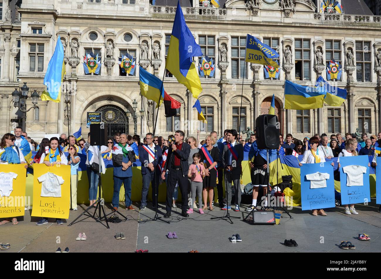 Un incontro si è svolto sulla piazza del Municipio di Parigi per sostenere i bambini ucraini, tra i presenti G. Garrigos , E.Pliez, F.Bechiau Foto Stock