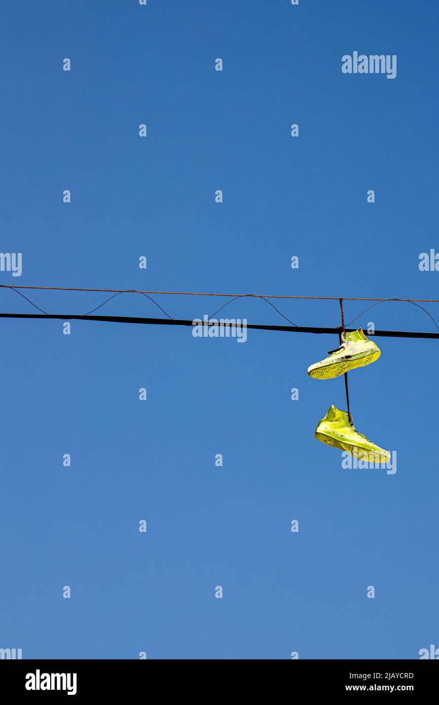 Scarpe appese sui fili elettrici immagini e fotografie stock ad alta  risoluzione - Alamy