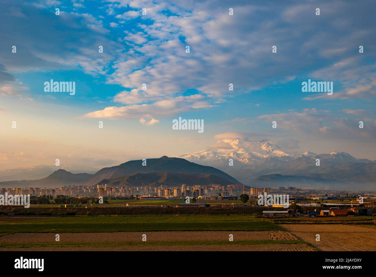 Kayseri e Monte Erciyes all'alba di mattina. Paesaggio urbano di Kayseri in anatolia centrale in Turchia con Erciyes Dagi. Foto Stock