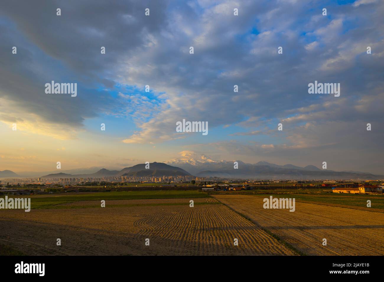 Monte Erciyes all'alba. Paesaggio urbano di Kayseri e Monte Erciyes vista panoramica o grandangolare. Foto Stock