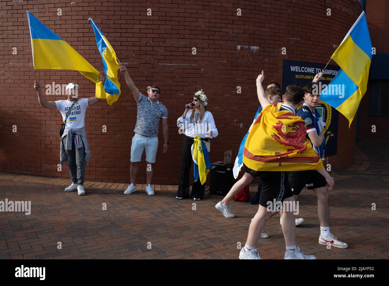 Glasgow, Scozia, 1st giugno 2022. Gli appassionati di calcio scozzesi e ucraini fuori dallo stadio Hampden Park precedono la partita della Coppa del mondo UEFA di stasera, a Glasgow, Scozia, il 1 giugno 2022. Photo credit: Jeremy Sutton-Hibbert/Alamy Live News. Foto Stock