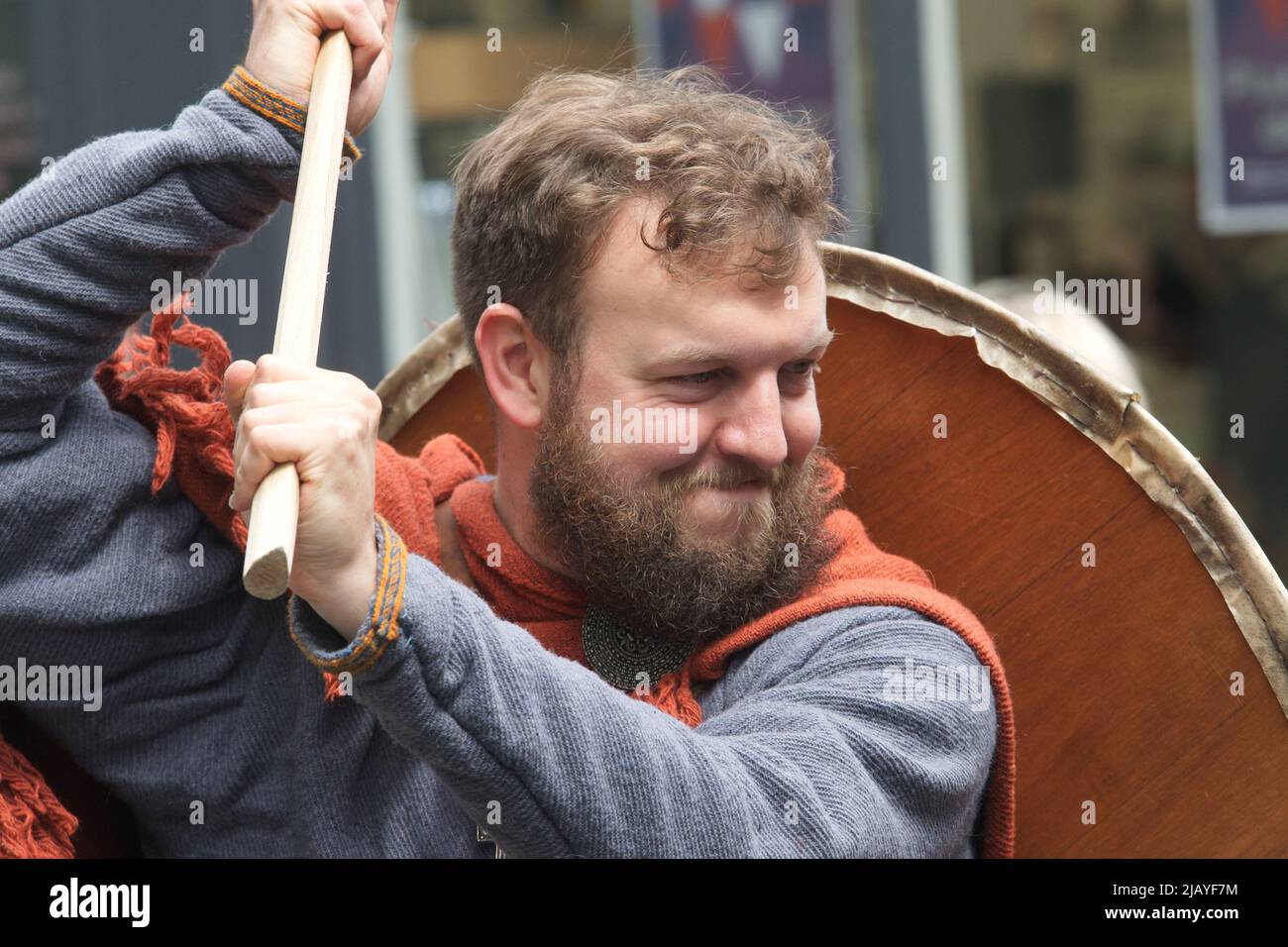 I re-enactors storici prendono parte a un festival vichingo nella città di york in occasione dell'annuale evento vichingo, mostrando strumenti fatti a mano e armi Foto Stock