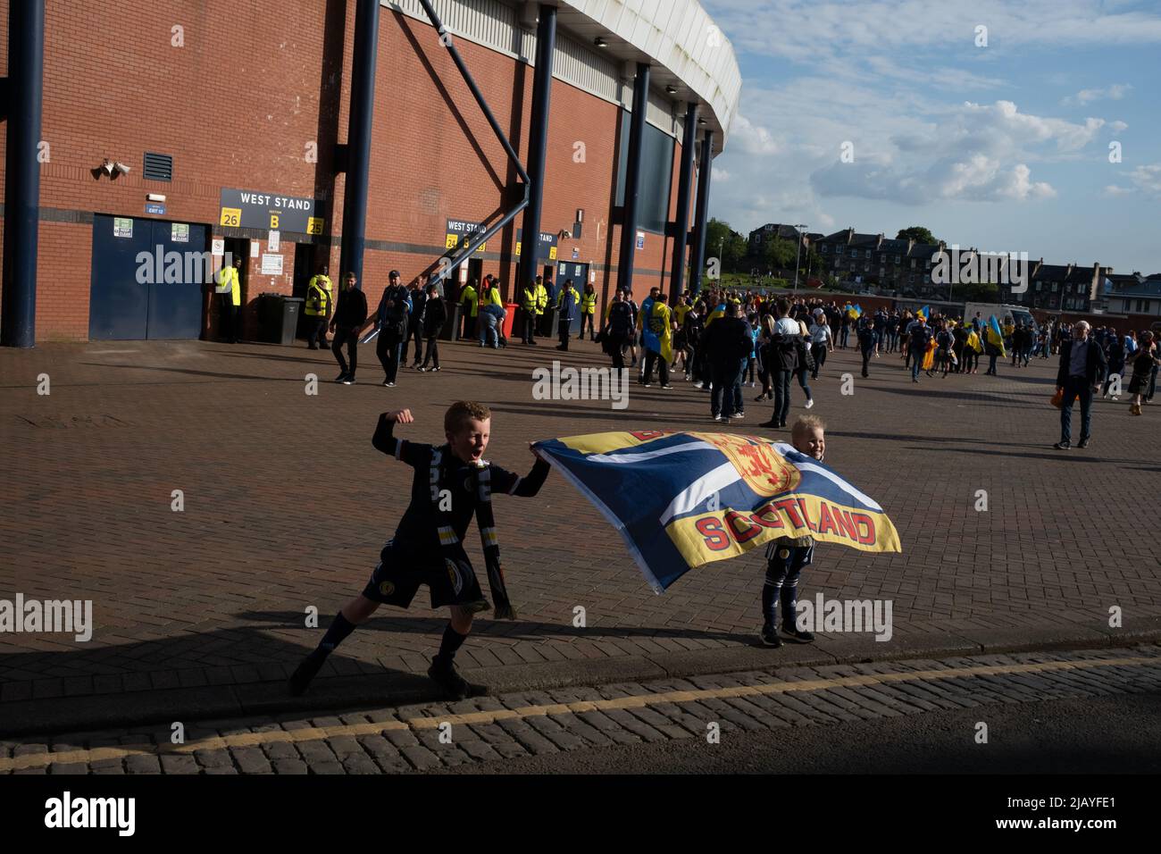 Glasgow, Scozia, 1st giugno 2022. Gli appassionati di calcio scozzesi e ucraini fuori dallo stadio Hampden Park precedono la partita della Coppa del mondo UEFA di stasera, a Glasgow, Scozia, il 1 giugno 2022. Credit: jeremy sutton-hibbert/Alamy Live News Foto Stock