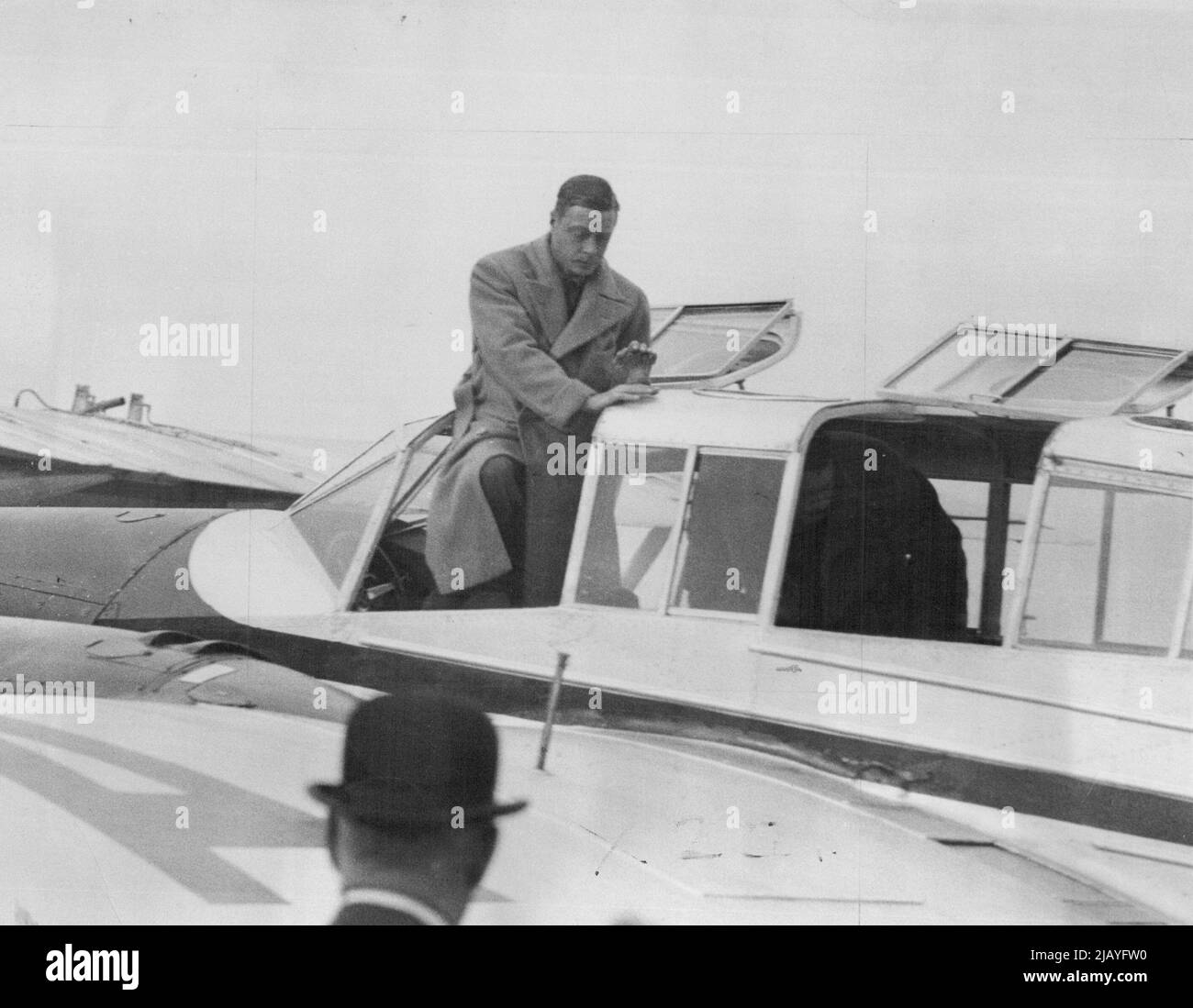 Il Principe di Galles parte per Copenhagen arriva a Croydon in aereo da Sunningdale: Il Principe di Galles che esce dal suo aereo privato all'arrivo a Croydon, dove salì a bordo del Air Liner. Il Principe di Galles lasciò Croyden nel Air Liner Heracles sulla strada per Copenhagen per aprire la British Trade Exhibition. Arrivò in aereo da Sunningdale. Settembre 22, 1932. Foto Stock