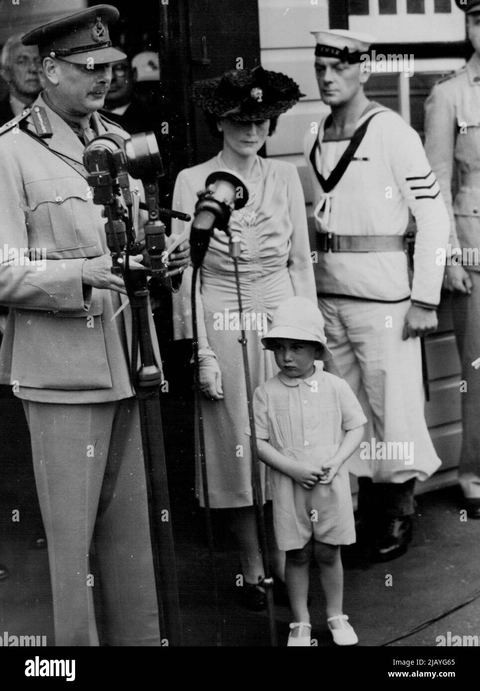 Discorso del Duca: Il Duca di Gloucester, con la Duchessa e il Principe Guglielmo, risponde al discorso di benvenuto del Signore Sindaco di Sydney (Ald. Harding) a Man o' War Steps. Gennaio 29, 1945. Foto Stock