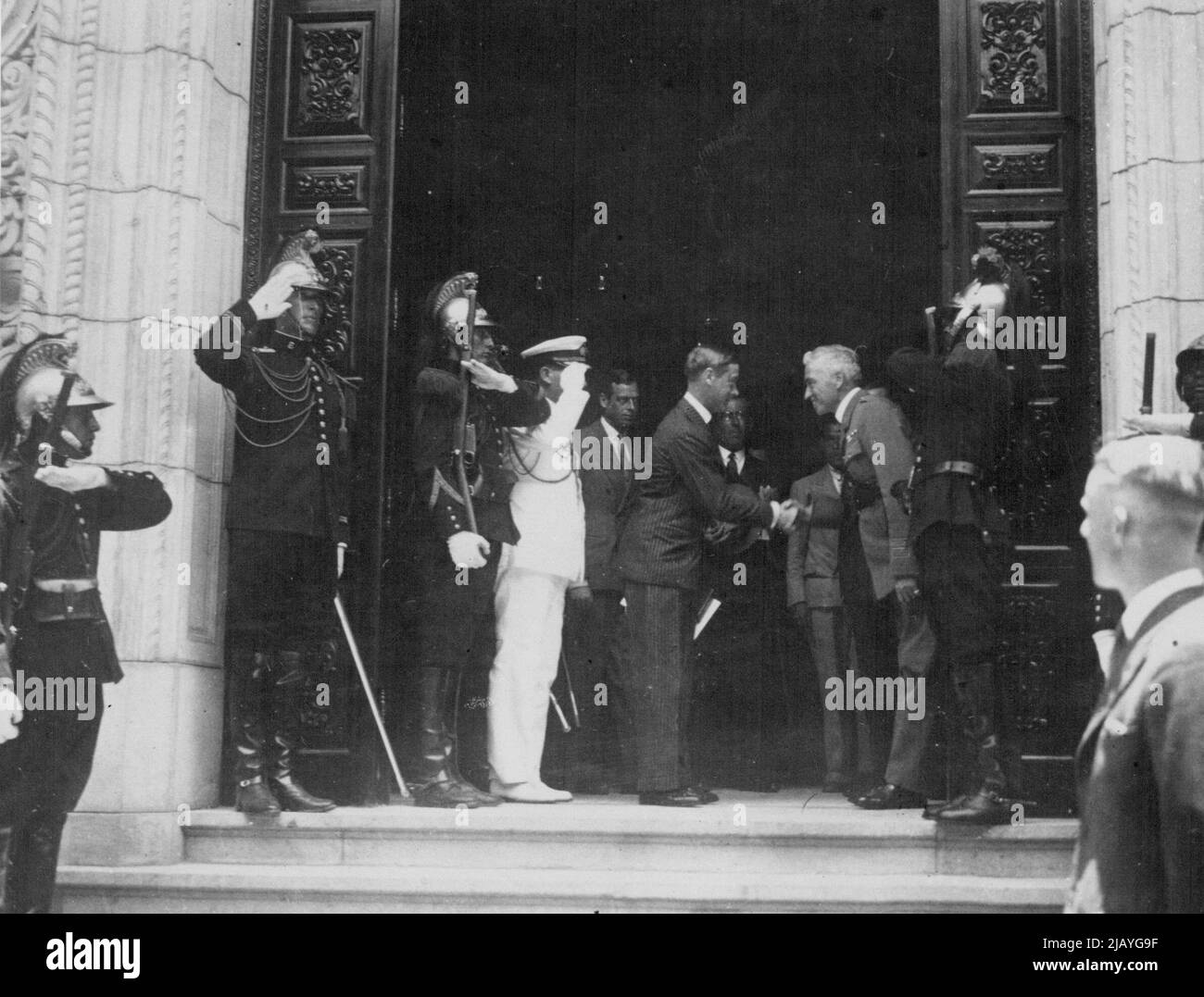 I principi a Lima: Il Principe di Galles e il Principe Giorgio lasciano il Palazzo Presidenziale a Lima, in Perù, dopo la loro visita al Presidente provvisorio, che conferì ai principi l'Ordine del sole. Aprile 15, 1931. Foto Stock