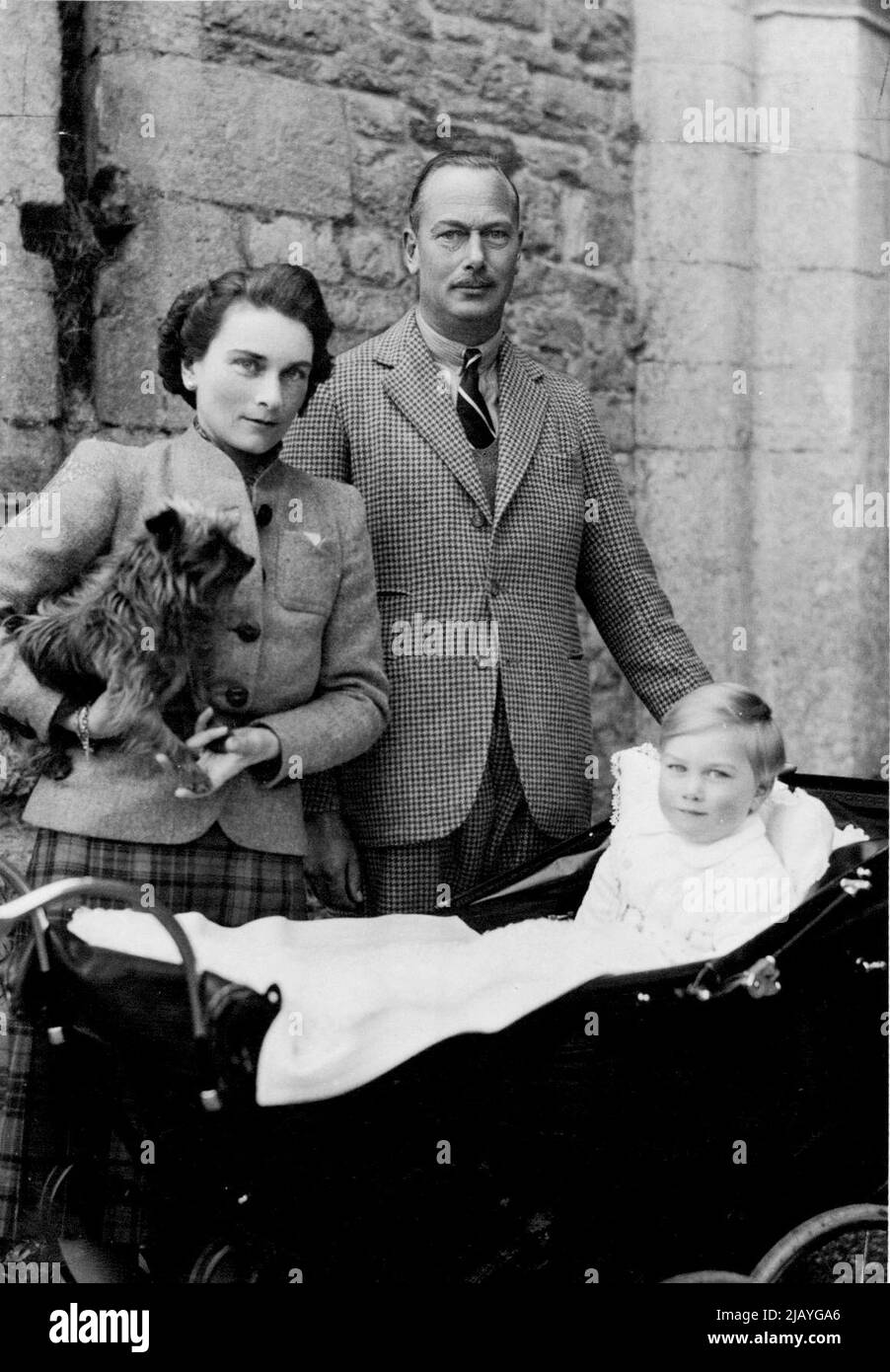 Compleanno del Principe Guglielmo -- Una nuova fotografia scattata appositamente per il compleanno del Principe Guglielmo che avrà 2 anni sabato 18 dicembre. È mostrato con i suoi genitori T.R.H. Il duca e la duchessa di Gloucester. Marzo 12, 1943. (Foto di Harris's Picture Agency). Foto Stock