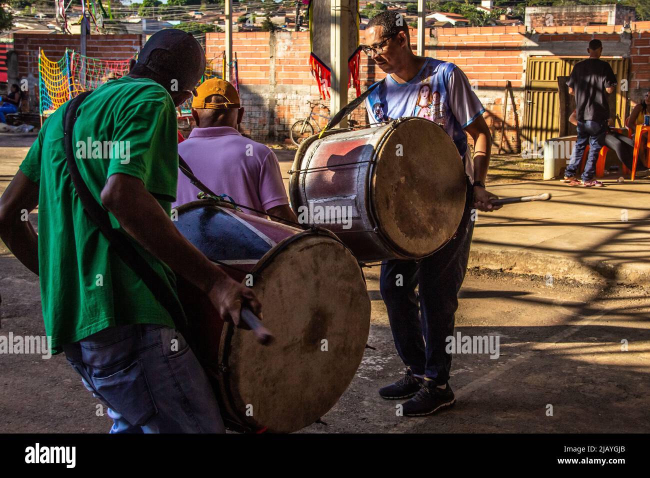 Goiania, Goiás, Brasile – 22 maggio 2022: Dettaglio di un gruppo di rivelatori, utilizzando strumenti a percussione, che provano per i Congadas di Goiânia. Foto Stock