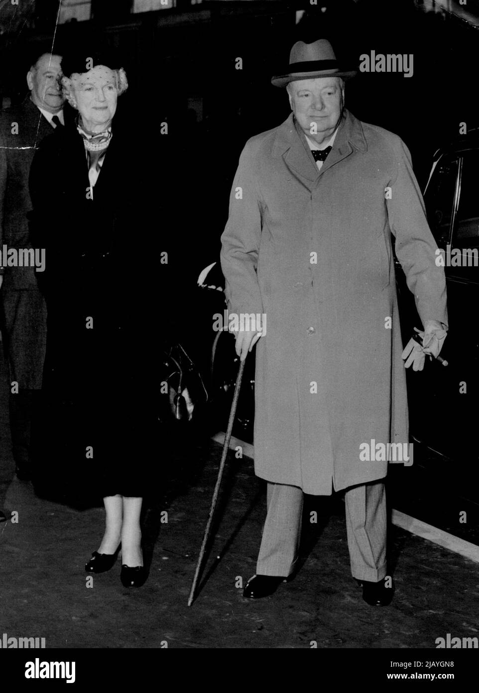 Churchill parte per la Conferenza di Tory : il primo Ministro Sir Winston Churchill, accompagnato da Lady Churchill, mentre lasciò la stazione Victoria di Londra, al giorno (venerdì) per partecipare alla conferenza del partito conservatore a Margate, Kent. Ottobre 09, 1953. (Foto di Reuterphoto). Foto Stock