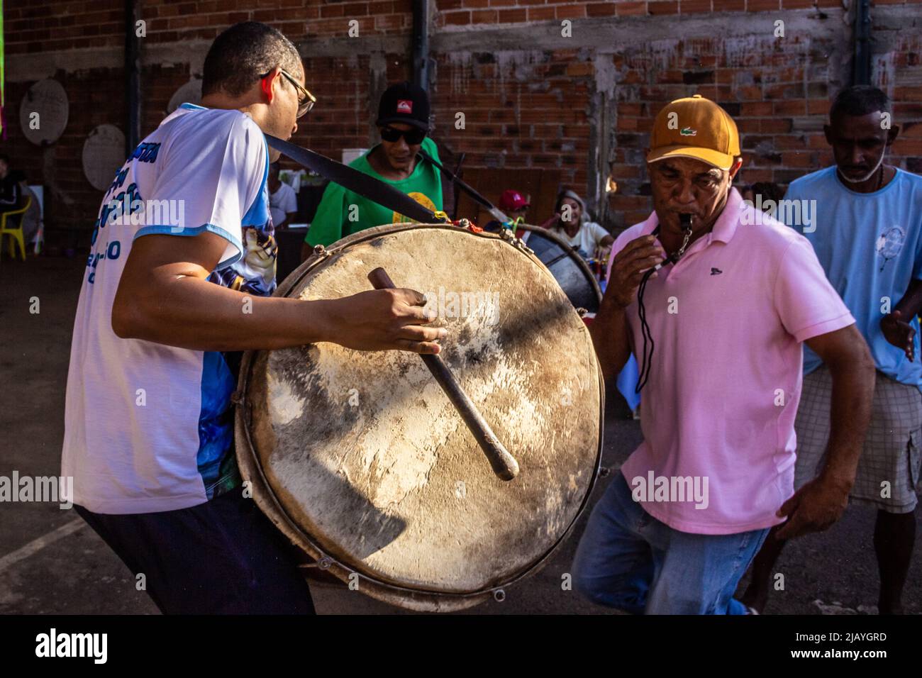 Goiania, Goiás, Brasile – 22 maggio 2022: Dettaglio di un gruppo di rivelatori, utilizzando strumenti a percussione, che provano per i Congadas di Goiânia. Foto Stock