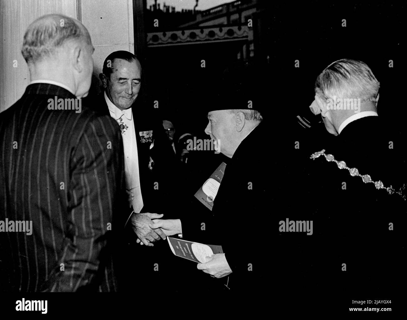 ***** Winston Churchill, primo ministro, è visto ***** Al Dorchester Hotel, Londra, questa sera ***** Cena Union di lingua inglese. Notte scorsa in città: Il mio amico americano si è appoggiato a sinistra e ha cercato di dardo a destra. Stava cercando disperatamente di essere in due posti alla volta. "Devo solo vedere il primo ministro”, ha detto, ovviamente felice di essere sotto lo stesso tetto di Sir Winston. E lì a Dorchester la notte scorsa il suo desiderio è stato concesso. Un gorgeously guardiano uniforme delle porte nella cena di Unione di lingua inglese indulgentilmente gli permise una PEEP. Poi gli americani hanno iniziato s. Foto Stock