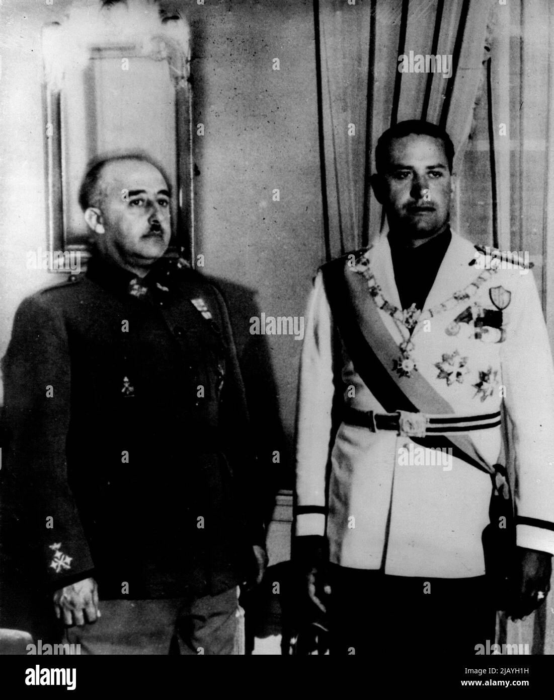 Ciano incontra Franco: Conte Ciano, il Ministro degli Esteri italiano (destra) con il generale Francisco, il dittatore spagnolo, durante la loro conferenza a San Sebastian. Ciano stava giocando una visita di amicizia in Spagna. Luglio 17, 1939. Foto Stock