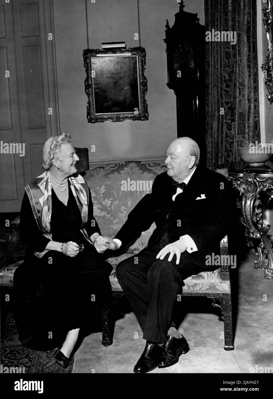 Compleanno di MR. Churchill - The Rt. Winston Churchill, il primo ministro e ministro della difesa che celebra il suo compleanno del 77th domani (venerdì) (è nato il 30th novembre 1874) fotografato con la sig.ra Churchill a 10 downing Street (Londra), questo pomeriggio (giovedì). Novembre 29, 1951. Foto Stock