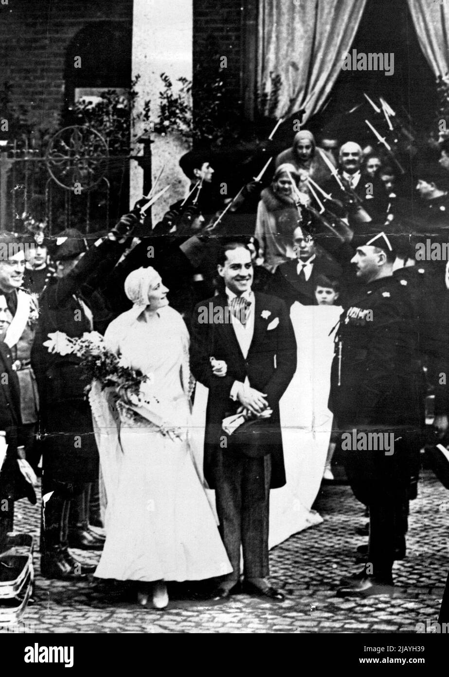 Il matrimonio Mussolini: Un quadro esclusivo che mostra la sposa e lo sposo, salutato dai Fascieti, lasciando la Chiesa di S. Guiseppe, Roma, dopo il matrimonio. Luglio 02, 1930. Foto Stock