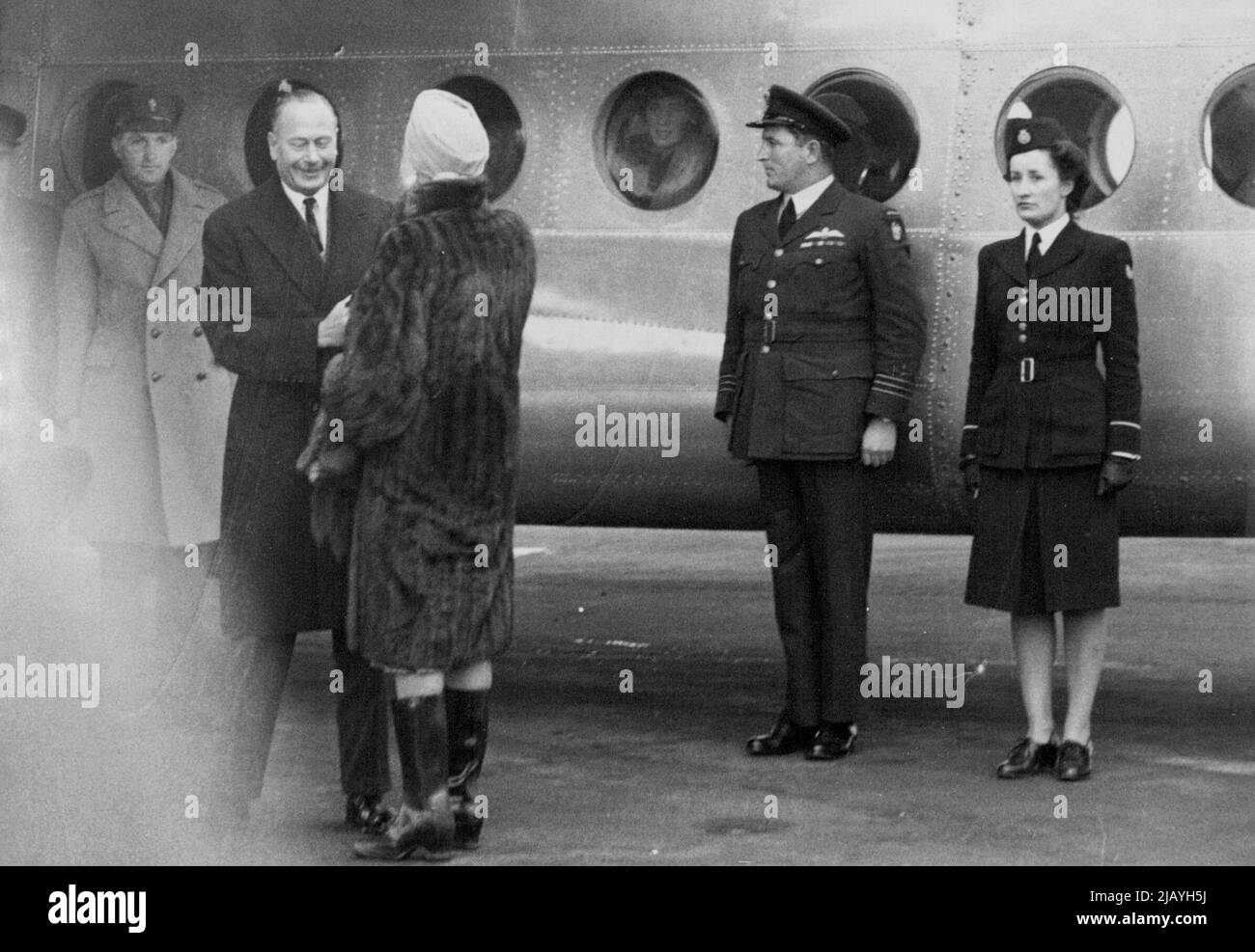 Duca di Gloucester Home -- S.R.H. il Duca di Gloucester salutato dalla duchessa di Kent al suo arrivo all'aeroporto di Londra al giorno (Giovedi). Il Duca di Gloucester, che ha ceduto il suo incarico di Governatore Generale dell'Australia per agire come Senior Counceillor di Stato mentre il Re si trova in Sudafrica, è arrivato oggi all'aeroporto di Londra, giovedì, dove il Signore Chamberlain, Lord Clarendon, lo ha incontrato a nome di sua Maestà. Gennaio 23, 1947. (Foto di Reuterphoto). Foto Stock