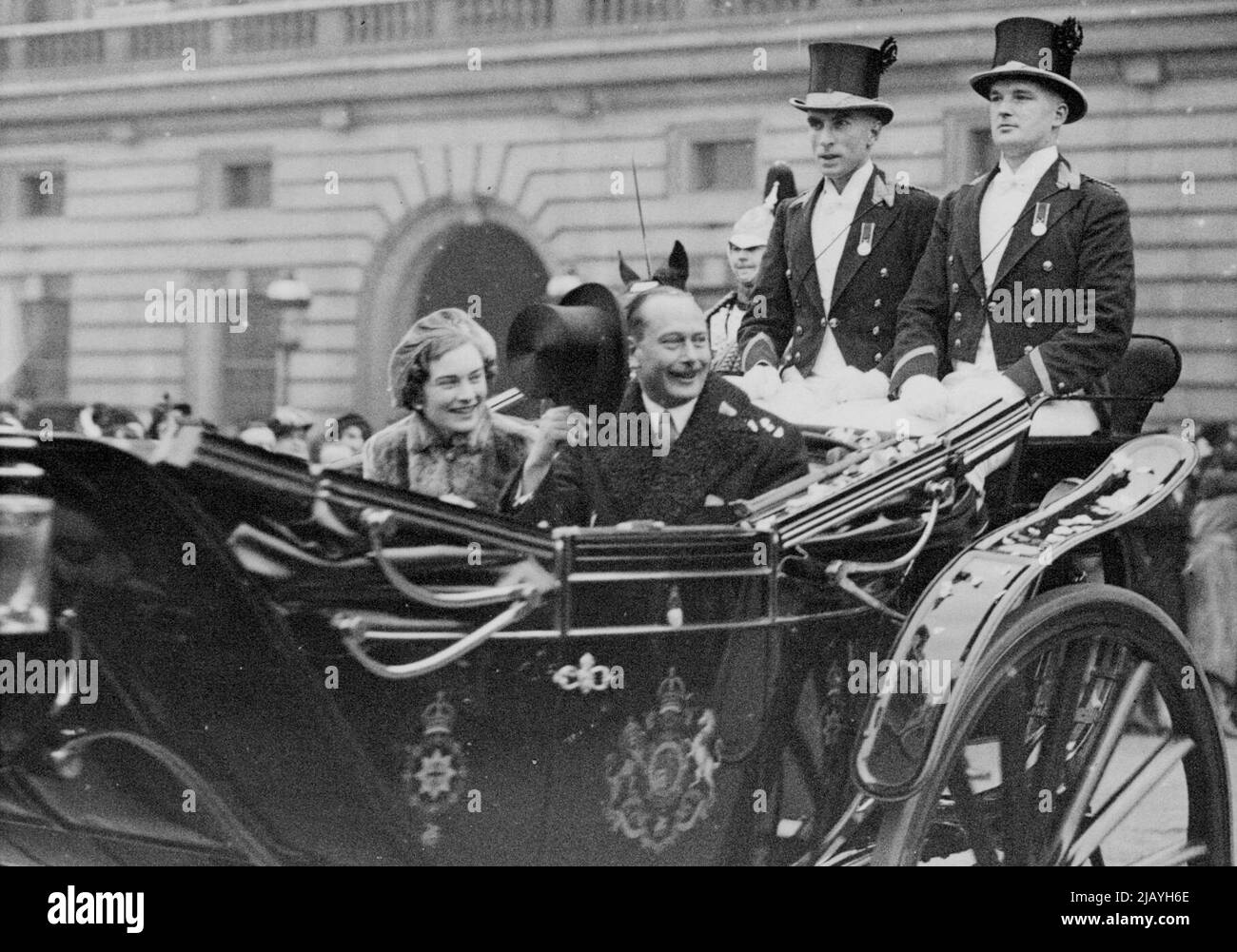 Royal Wedding -- il Duca e la duchessa di Gloucester, felicemente riconoscendo la folla si acclama quando hanno guidato via da Buckingham Palace. Novembre 25, 1935. (Foto di Daily Mirror). Foto Stock