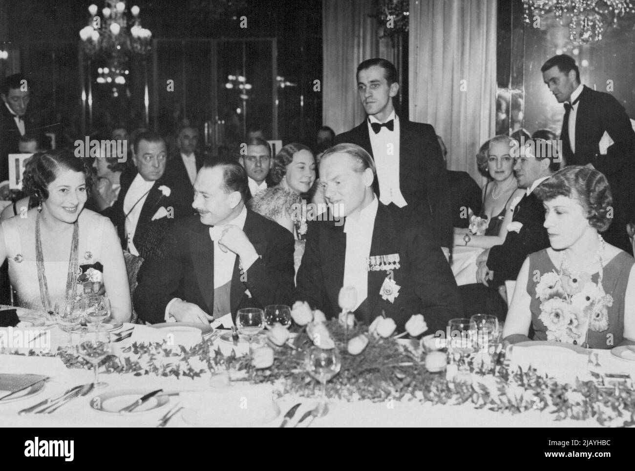 Duca di Gloucester Pasqua a Ball -- Duca di Gloucester con la duchessa di Sutherland (a sinistra) e Duca di Sutherland (a destra). Il Duca di Gloucester era presente alla Silver Gala Ball a Dorchester in aiuto del Surbiton New Hospital la notte scorsa. Maggio 29, 1935. (Foto di London News Agency Photos Ltd.). Foto Stock