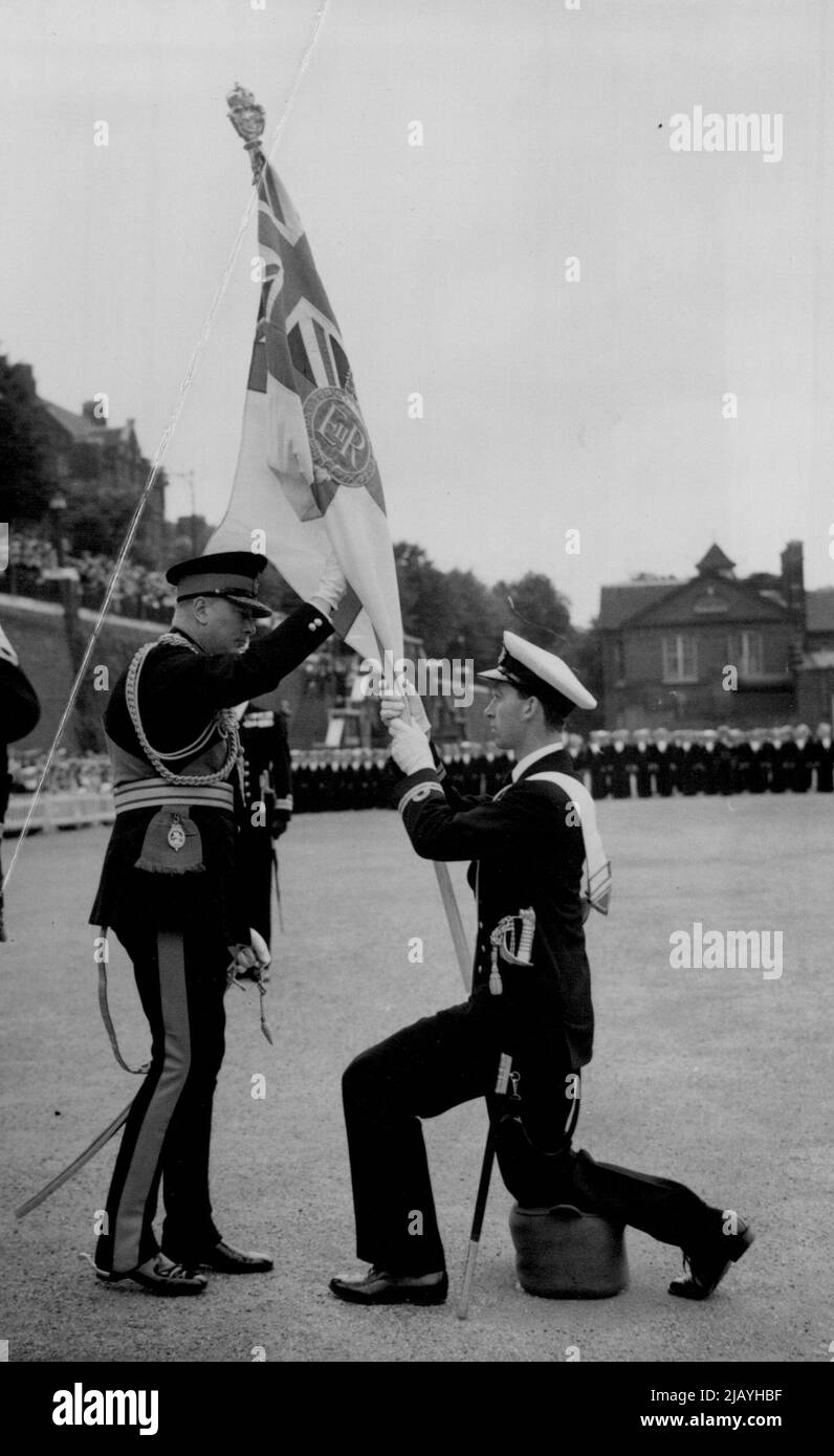 Duca di Gloucester presenta il colore della Nuova Regina -- il Duca di Gloucester presenta il colore della nuova Regina al comando più durante una cerimonia a Chatham, Kent, Royal Naval Barracks al giorno (Giovedi). Il Duca, che rappresentava la Regina, era volato da Londra in elicottero. Luglio 8, 1954. (Foto di Reuterphoto). Foto Stock