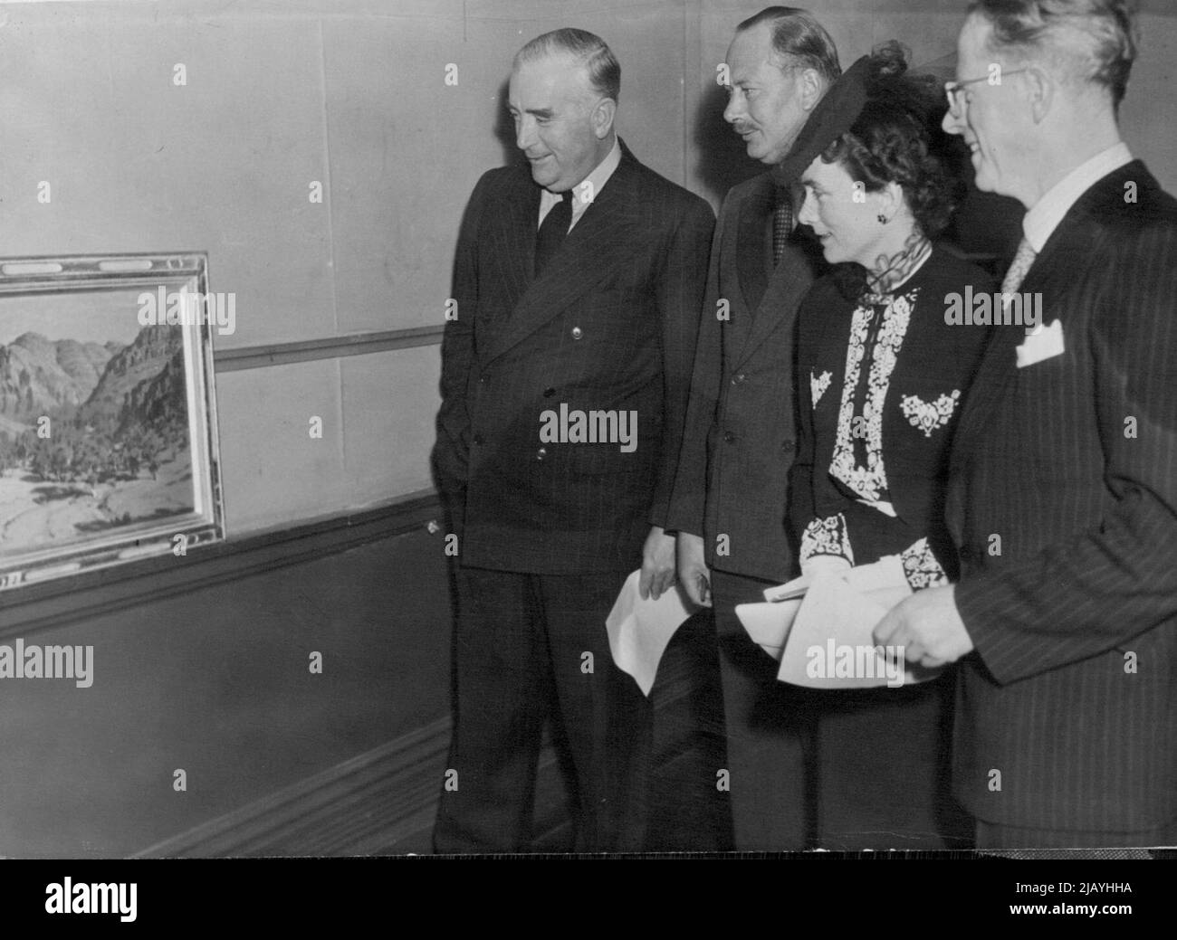 Il Duca e la Duchessa di Gloucester hanno partecipato oggi ad una mostra privata di dipinti presso l'Accademia australiana delle arti, East Melbourne. Sono stati accompagnati dal signor W. Rowell. Qui il Duca e la Duchessa e il Sig. R. G. Menzies studiano la pittura del Sig. Rowell, 'Central Australia'. Dicembre 03, 1945. Foto Stock