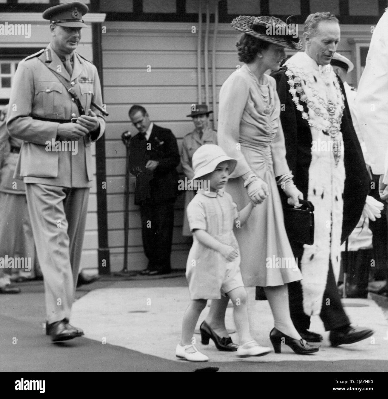 La duchessa di Gloucester con il Principe Guglielmo e il Duca di Gloucester, accompagnato dal Signore Sindaco di Sydney, Alderman Neville Harding, camminando verso la loro auto dopo aver ricevuto l'indirizzo di benvenuto ***** . Gennaio 30, 1945. Foto Stock