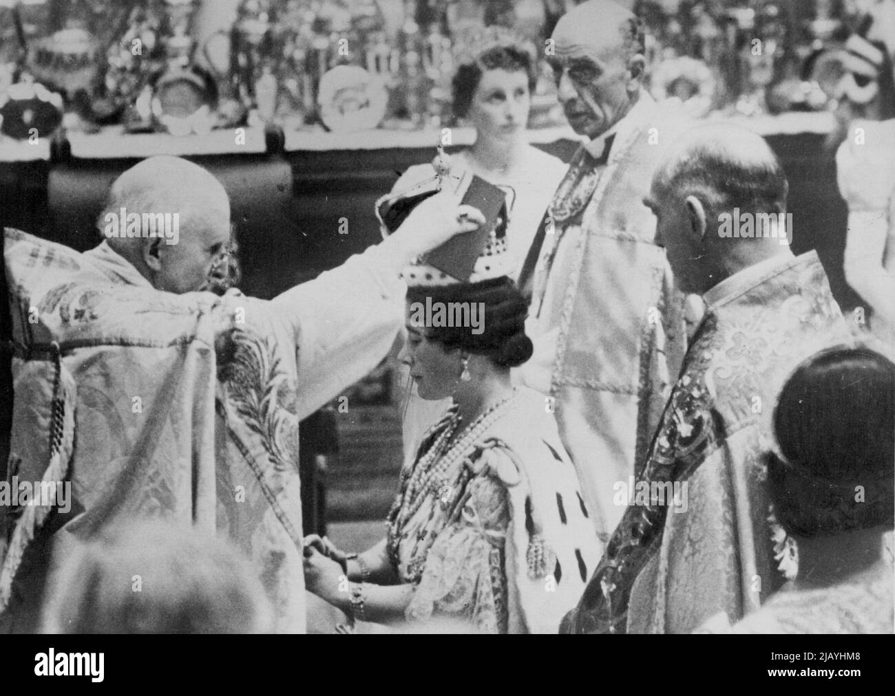 L'incoronazione del re Giorgio VI e della regina Elisabetta -- il crowing della regina; l'arcivescovo di Canterbury pone la corona sulla testa della regina, durante la cerimonia all'Abbazia di Westminster. Febbraio 3, 1953. (Foto di Fox Photos). Foto Stock