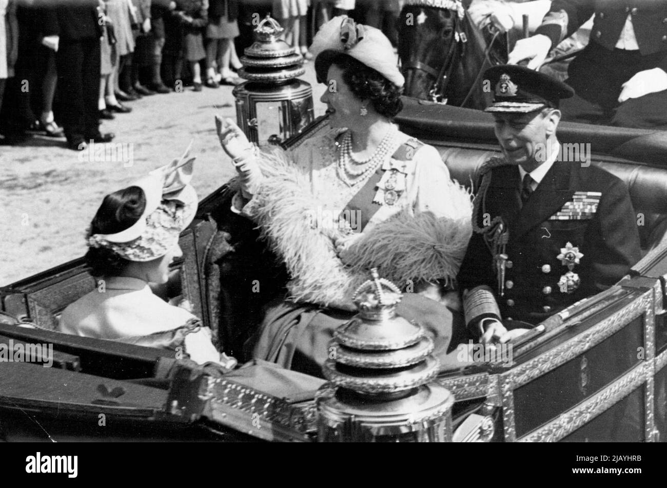 Il Royal Silver Wedding -- il re e la regina sorridendo felicemente come, con la loro figlia più giovane, la principessa Margaret, ritornano nel Landau di Stato dal servizio del Ringraziamento a St. Paul. Questa foto è stata presa mentre la processione passava lungo l'argine Victoria. Le folle di tifosi hanno fiancheggiato le strade di Londra fino al giorno (Lunedi) in occasione del Drive di Stato di ***** Il Re e la Regina da Buckingham Palace alla Cattedrale di St. Paul per uno speciale Servizio di nozze d'Argento del Ringraziamento. Aprile 26, 1948. Foto Stock