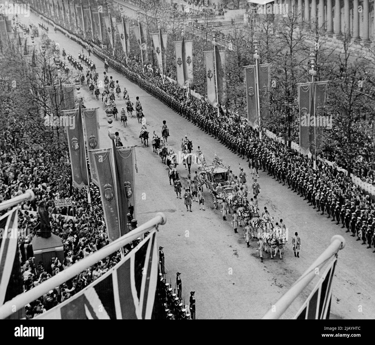 King and Queen's Coronation Drive to the Abbey -- Foto scattata dalla cima dell'Admiralty Arch che mostra il re e la regina che guidano nella state Coach Down the Mall, lungo il tragitto per l'Abbazia. Maggio 12, 1937. (Foto di Keystone) Foto Stock