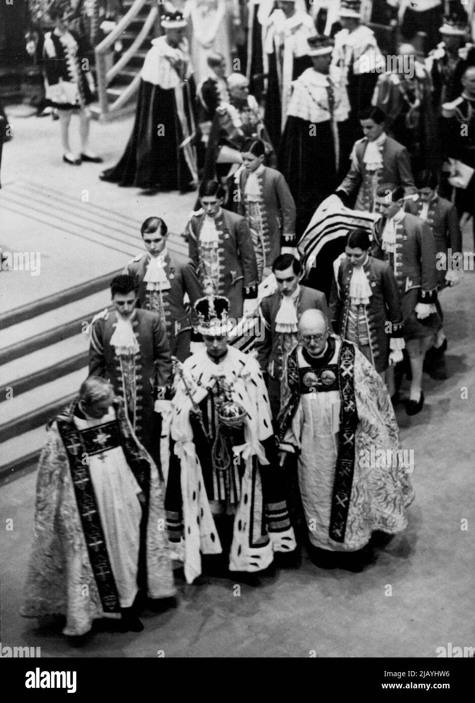 L'incoronazione di re Giorgio VI, e la regina Elisabetta, scene in Abbazia di Westminster - H.M. il re che porta l'Orbo e scettro, seguito dalla sua retinue, lasciano l'Abbazia dopo la cerimonia. Maggio 12, 1937. (Foto di Sport & General Press Association Limited). Foto Stock